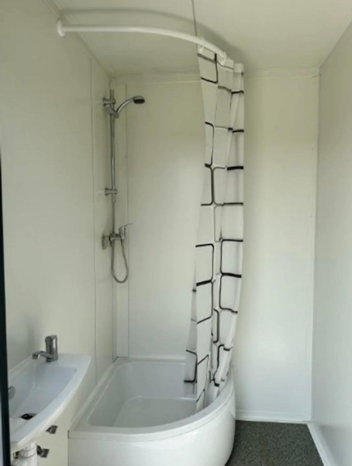 CONTENEDOR SANITARIO 3 CABINAS (WC, URINARIO + CALDERA, DUCHA)